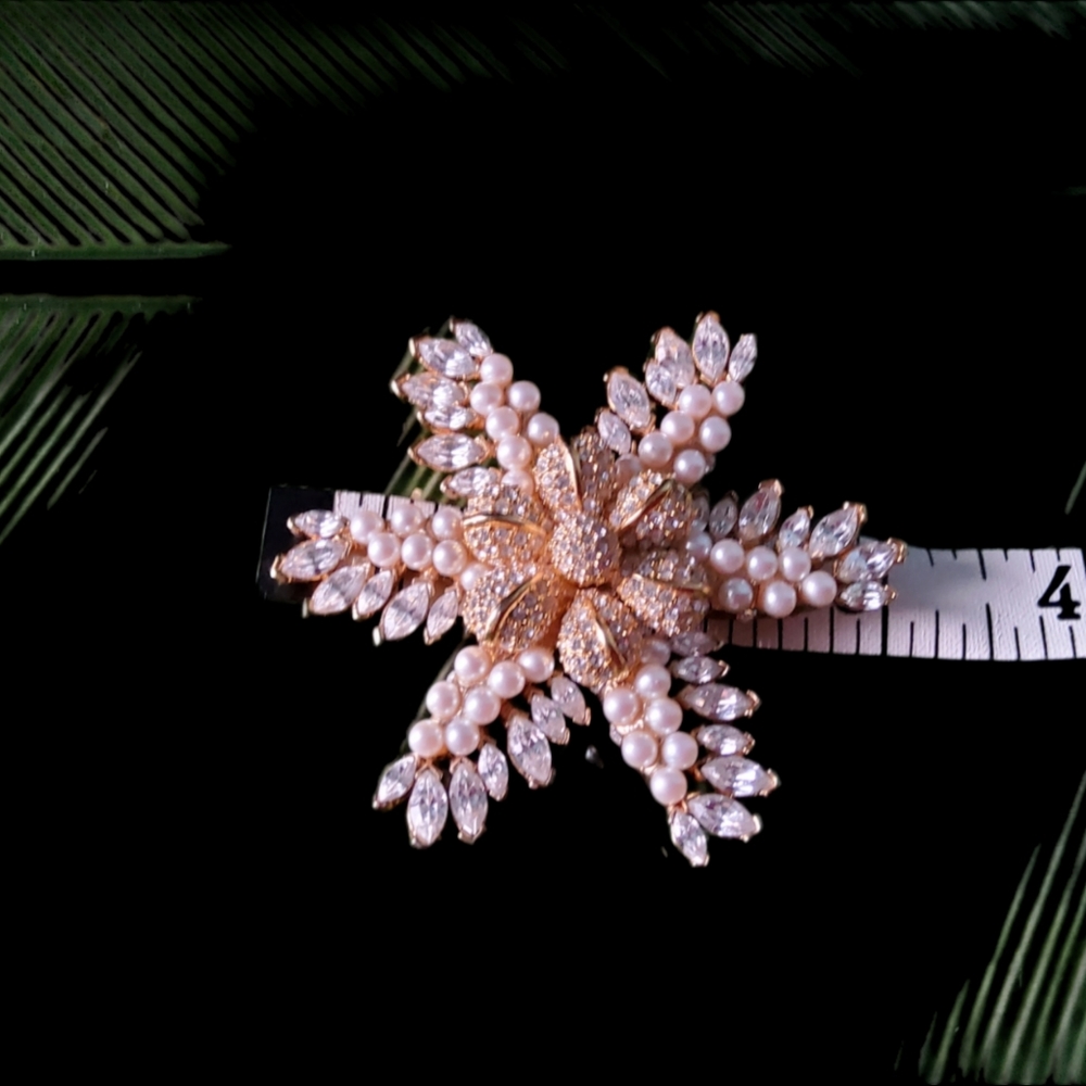 Beautiful Rhinestone/Pearl Brooch - Picture 3 of 9